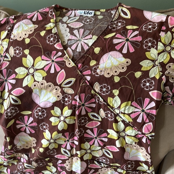 Life scrub top size small - Picture 3 of 4
